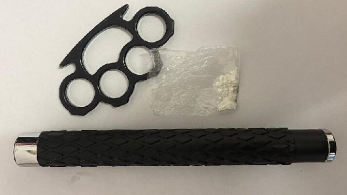 Bărbați depistați cu arme de mică calibrare și substanțe interzise în Mamaia 1 barbati prinsi cu arme albe si substante cu posibil efect psihoactiv in mamaia 68ac195912d32
