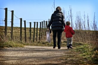 bolojan nevoit sa suplimenteze cu jumatate de miliard de lei bugetul pentru tichetele sociale ale elevilor numarul elevilor dezavantajati a crescut cu 125 in ultimii 4 ani 68a7f2ab6e06c