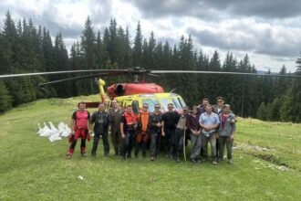 branza evacuata cu elicopterul black hawk de la stanele din brosteni foto 6895ffcfd1a35