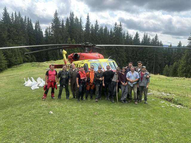 Brânza din Broșteni, transportată cu elicopterul Black Hawk! 1 branza evacuata cu elicopterul black hawk de la stanele din brosteni foto 6895ffcfd1a35