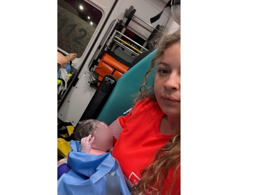 Miracol pe drum: Un bebeluș a ales să vină pe lume în ambulanță, înainte de a ajunge la spital! 1 bucurie si emotie in ambulanta un bebelus a venit pe lume inainte de a ajunge la spital 68abfd52d4dae