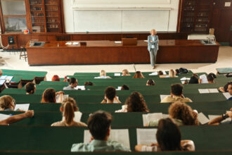 calendarul anului universitar 2025 2026 cand incep cursurile la facultate si cand sunt programate vacantele studentilor 68a3f99eab3ff