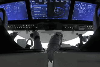 capsula crew dragon a spacex a ajuns la statia spatiala internationala cu patru astronauti intre care doi americani si un rus 688e32dfbc625
