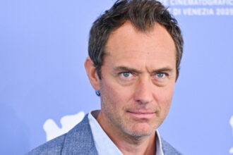 ce spune actorul britanic jude law despre eventuale repercusiuni dupa ce l a interpretat pe putin in filmul magul de la kremlin 68b4858f4c8fd
