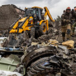 Tragedie în Nairobi: Un accident aviatic îndoliază comunitatea, soldat cu cel puțin șase victime. 2 cel putin sase morti dupa ce un avion s a prabusit intr o zona de case de la periferia orasului nairobi kenya 6894e886bffc5