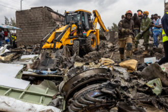 cel putin sase morti dupa ce un avion s a prabusit intr o zona de case de la periferia orasului nairobi kenya 6894e886bffc5