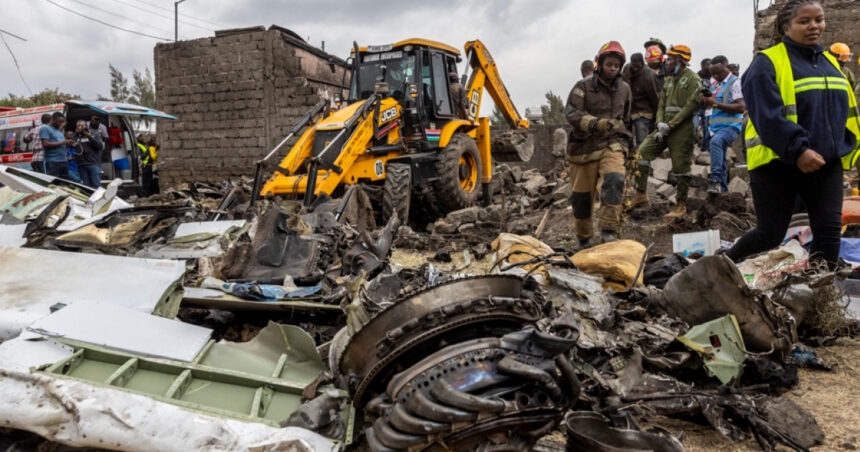 Tragedie în Nairobi: Un accident aviatic îndoliază comunitatea, soldat cu cel puțin șase victime. 1 cel putin sase morti dupa ce un avion s a prabusit intr o zona de case de la periferia orasului nairobi kenya 6894e886bffc5