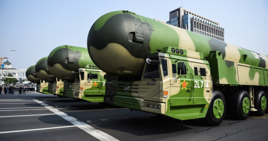 China ar putea regândi abordarea în utilizarea armelor nucleare, îmbrățișând o tactică extrem de riscantă din perioada Războiului Rece. 1 china si ar putea schimba strategia lansarii atacurilor nucleare adoptand una dintre cele mai periculoase politici ale razboiului rece 68942e28a1dd4