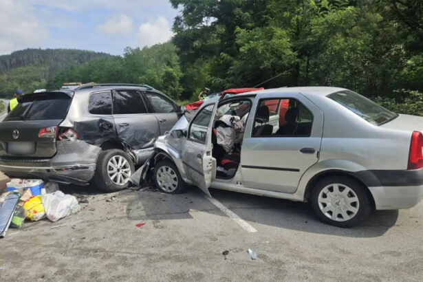 cinci romani au fost raniti intr un grav accident rutier in bulgaria soferul vinovat ar fi fost drogat 688cd45dce8fc