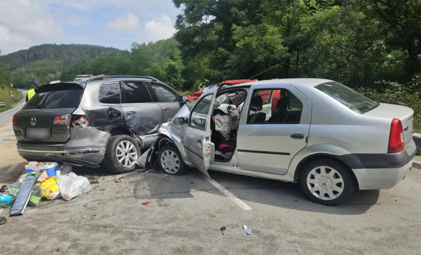 Cinci români au suferit răni serioase într-un accident rutier grav în Bulgaria: Șoferul responsabil ar fi fost sub influența substanțelor interzise. 1 cinci romani au fost raniti intr un grav accident rutier in bulgaria soferul vinovat ar fi fost drogat 688cd45dce8fc