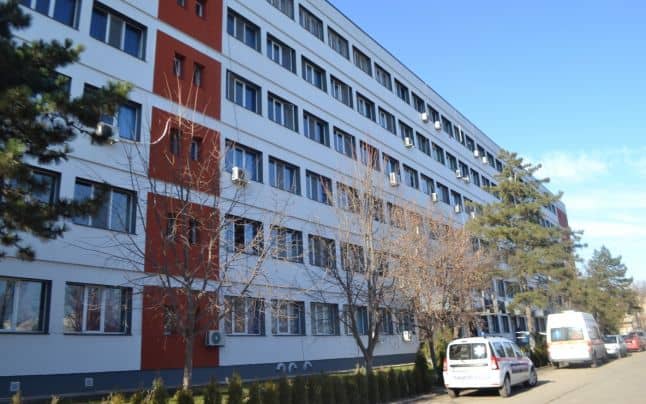 Tensiuni extreme la Babadag: Un agent de poliție rănit grav în urma unei altercații sâmbătă seara 1 conflict violent in babadag sambata seara un politist a fost lovit in cap si a ajuns la spital 68ac438a94d88