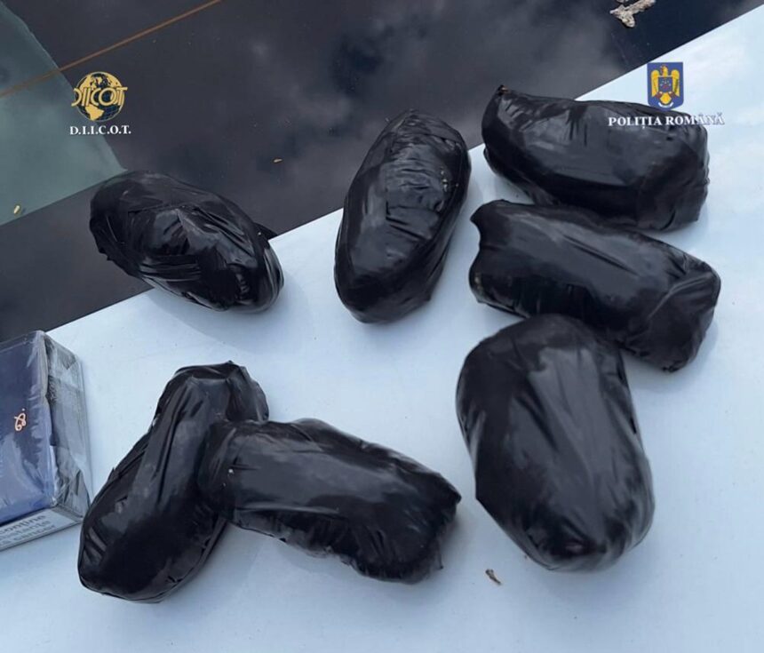 Constanța: Tânăr surprins în acțiune în tentativa de a comercializa droguri, în fața arestului. A fost descoperit cu aproape 1 kg de canabis în bagaj. 1 constanta tanar prins in flagrant cand voia sa vanda substante interzise propus spre arestare barbatul avea pregatit aproape 1 kg de canabis 68ac785ae8c3b