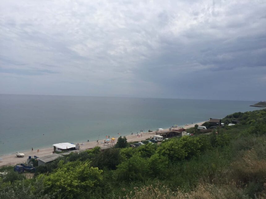 Autoritățile în acțiune pe plaja din Tuzla: Deciziile prefectului Constanței și declarațiile șefului OPC 1 constructiile de pe plaja din tuzla sub lupa autoritatilor ce a dispus prefectul constantei si ce spune seful opc 6898ce189043f