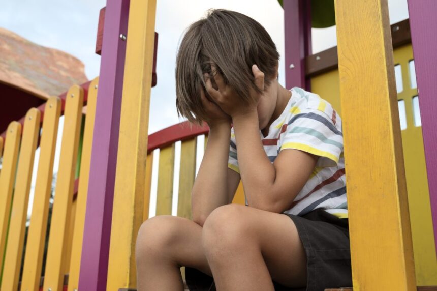Conflict pe faleza din Mangalia: Mama unui coleg își ia justiția în propriile mâini și se confruntă cu legea după ce și-a agresat copilul rival în timpul antrenamentelor 1 copil agresat de mama unui coleg pe faleza din mangalia in timpul unor antrenamente femeia a vrut sa si faca singura dreptate si s a ales cu dosar penal 68a3b4b02d340