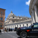 Un incident șocant: Un băiețel de 2 ani, căzut din mașina în mișcare a părinților români din Italia, iar mama îl acuză pe fratele său, în timp ce poliția investighează situația. 3 copilul de 2 ani al unor romani din italia a cazut din masina in mers mama da vina pe fratele baiatului politia are dubii 68aca00124a97
