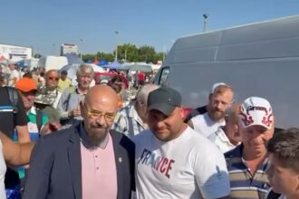 cristian popescu piedone intampinat cu aplauze si selfie uri la o piata din bucuresti mereu printre oameni si langa oameni 688f73d58076d