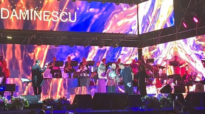Cristiana Sofia Damian a triumfat la Trofeul Mamaia 2025 cu melodia „Prima iubire ești tu”, premiul fiind oferit de Floin Mitroi. 1 cristiana sofia damian a castigat trofeul mamaia 2025 cu piesa intitulata prima iubire esti tu premiul a fost inmanat de floin mitroi 68ab5812b44b1