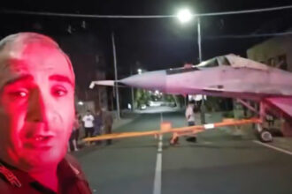 cu mig ul pe bulevard momentul in care soldatii lui putin scapa un avion de lupta in timp ce l tractau pe o strada din erevan 68ac83dc96e3b