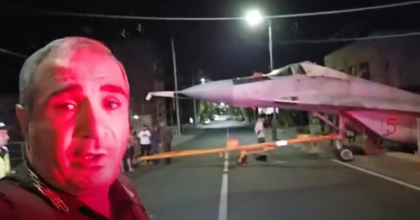 „Pe străzile Erevanului: Soldații lui Putin și aventura neașteptată a avionului de luptă” 1 cu mig ul pe bulevard momentul in care soldatii lui putin scapa un avion de lupta in timp ce l tractau pe o strada din erevan 68ac83dc96e3b