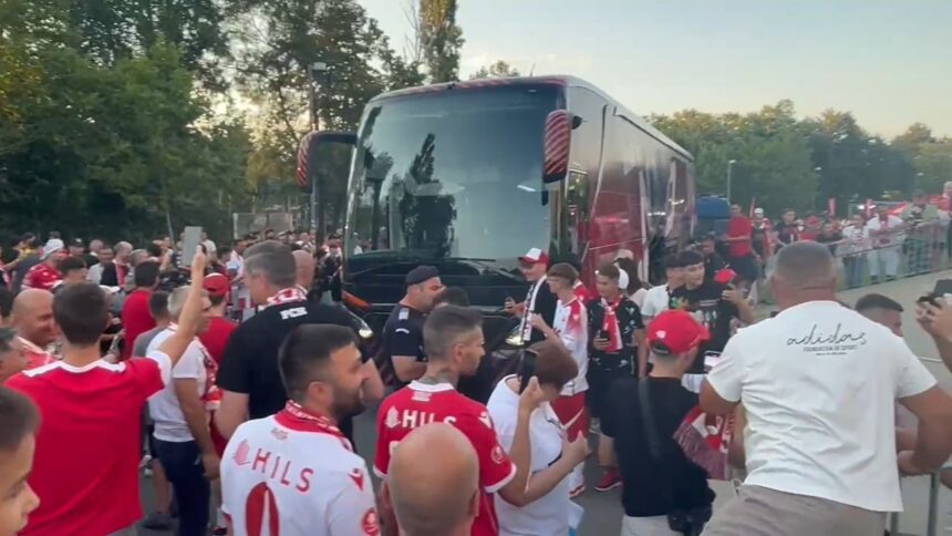 Reîntâlnirea surprinzătoare dintre Politic și Musi cu vechii lor colegi! Rocada spectaculoasă între Dinamo și FCSB! 1 cum a decurs revederea lui politic si a lui musi cu fostii colegi cei doi au facut rocada intre dinamo si fcsb 688e5306c1b67