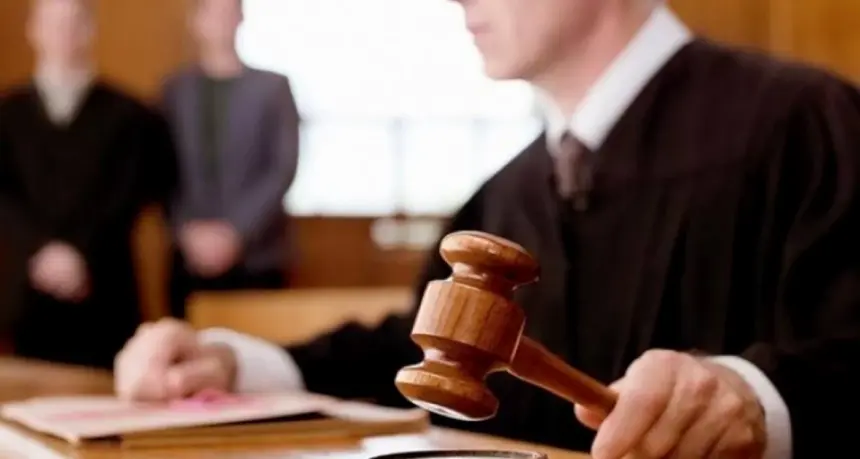 Perspectivele avocaților asupra transformărilor din Justiție propuse de Bolojan: O parte apără magistrații, în timp ce alții pledează pentru pensionarea judecătorilor la 65 de ani, fără beneficii excesive. 1 cum vad avocatii reforma lui bolojan din justitie unii sar in apararea magistratilor altii sustin pensionarea judecatorilor la 65 de ani si fara privilegii exagerate 689faed9b9af2