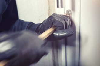 cunoscutul tarla din cumpana spaima apartamentelor de la parter aur 30 000 de euro si o sacosa de kaufland a impuscat 6 ani de inchisoare 689bba0069692