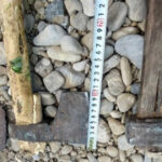 Instrumente de tăiere inedite, găsite la doi participanți la târgul tradițional dedicat Sfintei Maria din Dâmbovița 3 cutite topoare si coase descoperite la doi barbati veniti la un targ traditional organizat de sfanta maria in judetul dambovita 689f713d6fe30