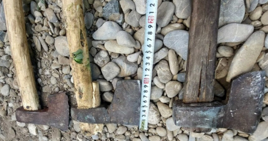 Instrumente de tăiere inedite, găsite la doi participanți la târgul tradițional dedicat Sfintei Maria din Dâmbovița 1 cutite topoare si coase descoperite la doi barbati veniti la un targ traditional organizat de sfanta maria in judetul dambovita 689f713d6fe30