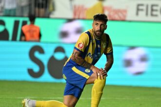 de pe tunel ma iau paul papp a rabufnit la finalul meciului cu u cluj suntem la fotbal manca v as gura voastra 6897beeee1d4f