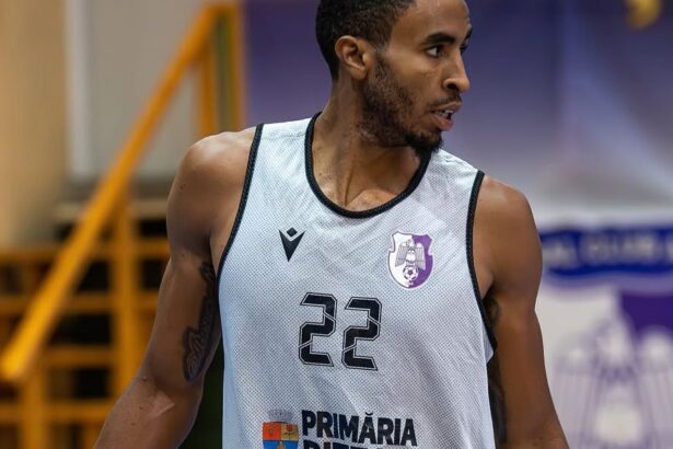 doar la noi asa ceva fc arges isi astepta noul transfer la aeroport insa a rapit din greseala jucatorul rivalei 68ae0c18b3ef3