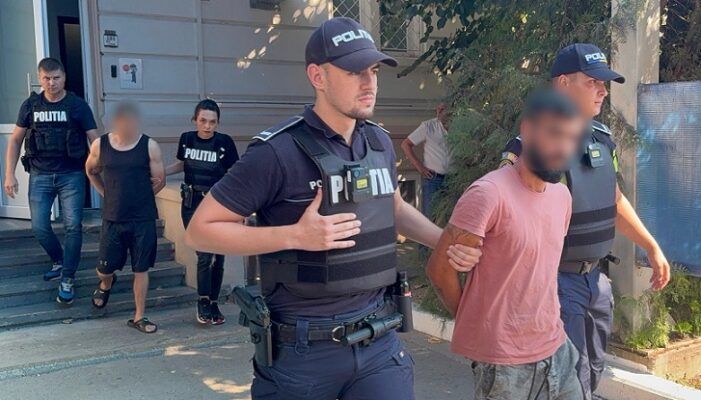 Captura rapidă: Hoții din hotelul de la Eforie, prinsi de poliție în mai puțin de 5 minute! 1 doi indivizi care au furat dintr un hotel din eforie depistati de politisti in doar 5 minute 68a70c1310439