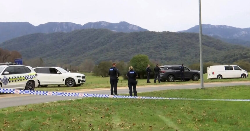 Tragedie în Australia: Doi agenți de poliție și-au pierdut viața, iar un al treilea se află în stare critică, în timp ce autoritățile caută suspectul. 1 doi politisti impuscati mortal un al treilea grav ranit in australia suspectul e cautat de politie 68addc5e8c9f3
