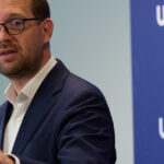 Dominic Fritz: „Nimeni nu ar fi atât de imprudent încât să reducă fondurile pentru investiții. Realitatea este că s-au făcut promisiuni financiare imposibile.” 3 dominic fritz nimeni nu e nebun sa taie bani de la investitii adevarul e altul s au promis bani care nu exista 68a2f19dceaa0