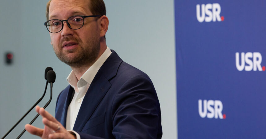 Dominic Fritz: „Nimeni nu ar fi atât de imprudent încât să reducă fondurile pentru investiții. Realitatea este că s-au făcut promisiuni financiare imposibile.” 1 dominic fritz nimeni nu e nebun sa taie bani de la investitii adevarul e altul s au promis bani care nu exista 68a2f19dceaa0