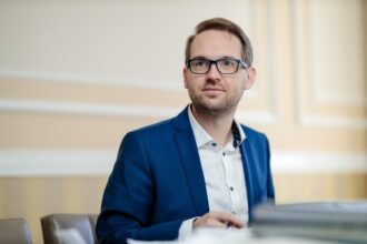 dominic fritz taie zeci de posturi din primarie urmeaza reorganizarea institutiilor subordonate 6895f578bb244