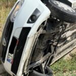 Coliziune spectaculoasă pe DJ 229: O mașină s-a răsturnat lângă hanul Kartali! 3 doua autoturisme s au ciocnit pe dj 229 aproape de hanul kartali una dintre masini s a rasturnat 688f94b027646
