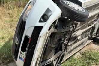 doua autoturisme s au ciocnit pe dj 229 aproape de hanul kartali una dintre masini s a rasturnat 688f94b027646