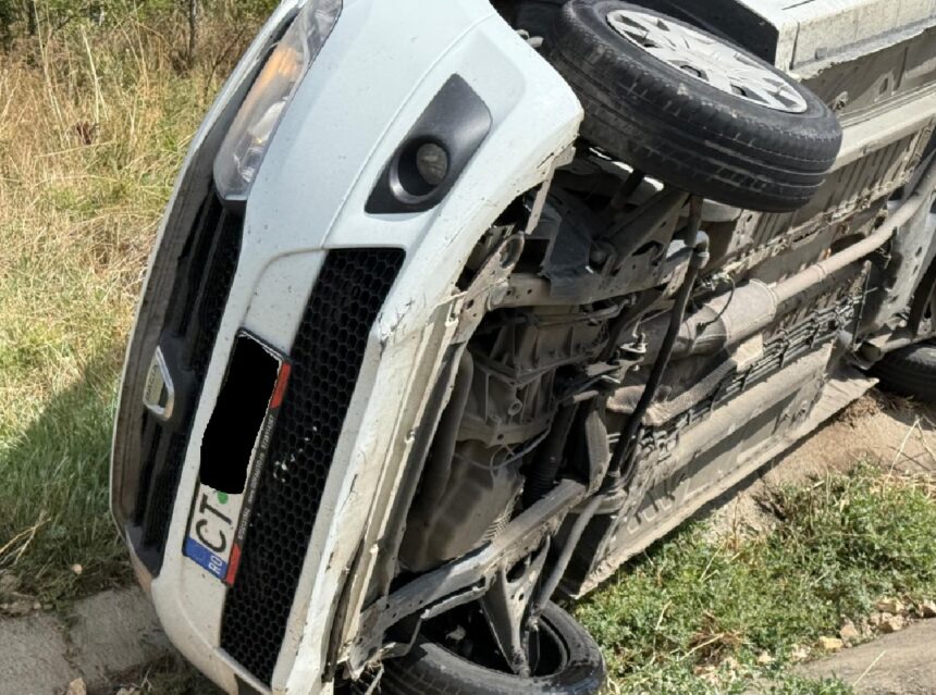 Coliziune spectaculoasă pe DJ 229: O mașină s-a răsturnat lângă hanul Kartali! 1 doua autoturisme s au ciocnit pe dj 229 aproape de hanul kartali una dintre masini s a rasturnat 688f94b027646