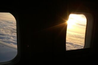 doua mari comparii aeriene date in judecata pentru ca au vandut locuri scumpe la fereastra dar fara fereastra 68a73ca6081ae