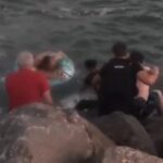 Doi naufragiați salvați de jandarmi din brațele mării furtunoase 2 doua persoane purtate de curenti spre largul marii salvate de jandarmi 689e56a8e78a3