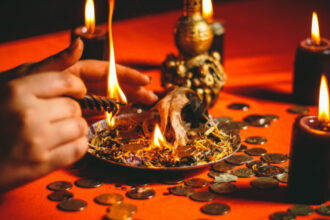 doua vrajitoare din bucuresti retinute dupa ce au inselat o femeie cu peste 30 000 de euro pentru ritualuri de impreunare 6895d7f17d03e