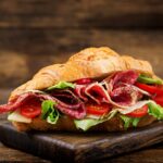 Elevii din Mircea Vodă se vor bucura în fiecare zi de un sandwich și un fruct: Primăria în căutarea unui furnizor de servicii de catering! 3 elevii din mircea voda vor primi zilnic cate un sandwich si un fruct primaria cauta o firma de catering 689350ff32f23