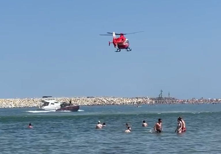 Intervenție de urgență în Moșneni: Elicopterul SMURD salvează o victimă inconștientă dintr-o piscină! 1 elicopterul smurd trimis de urgenta in mosneni aproape de 23 august o persoana a fost scoasa inconstienta dintr o piscina 6890a250b96d4