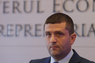 exclusiv ministrul economiei in mijlocul fabricii de pulberi din fagaras se afla o groapa de gunoi ilegala unde apar incendii 689d6798e57e8