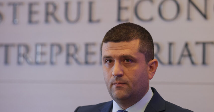 Ministrul Economiei dezvăluie o groapă de deșeuri neautorizată în inima Fabricii de Pulberi din Făgăraș, cu focuri ce izbucnesc frecvent. 1 exclusiv ministrul economiei in mijlocul fabricii de pulberi din fagaras se afla o groapa de gunoi ilegala unde apar incendii 689d6798e57e8