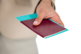 experienta unei romance stabilite de 12 ani in strainatate permis de conducere in 45 de minute si pasaport in 20 direct la aeroport 68b0208ea70dd