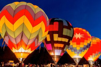 festivalul baloanelor cu aer cald luminaria in comuna corbu trei zile de concerte live proiectii de film sub cerul liber si spectacole de lumini 68a59e204ec2f