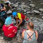 Fetiță de 11 ani rănită în Cheile Râmețului, salvarea complicată de aglomerația de turiști de pe traseu 2 fetita de 11 ani accidentata pe cheile rametului interventia salvamont ingreunata de numarul mare de turisti aflati pe traseu 689f47c4656c5