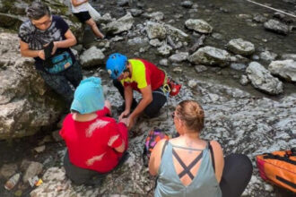 fetita de 11 ani accidentata pe cheile rametului interventia salvamont ingreunata de numarul mare de turisti aflati pe traseu 689f47c4656c5