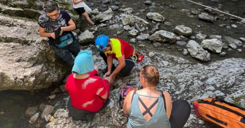 Fetiță de 11 ani rănită în Cheile Râmețului, salvarea complicată de aglomerația de turiști de pe traseu 1 fetita de 11 ani accidentata pe cheile rametului interventia salvamont ingreunata de numarul mare de turisti aflati pe traseu 689f47c4656c5